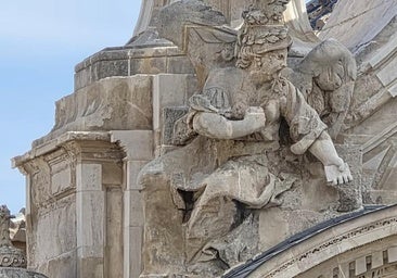 ¿Una llamada divina?: un 'smartphone' en manos de un ángel culmina la restauración de la fachada de la Catedral de Murcia