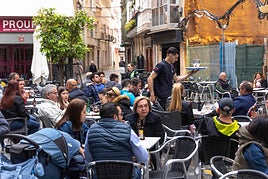 Un camarero atiende una terraza de Cartagena, en una iamgen de archivo.