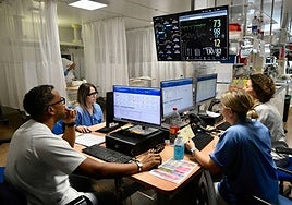 Profesionales del servicio de Urgencias del Morales Meseguer en la sala de Observación.