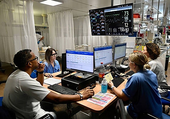 Profesionales del servicio de Urgencias del Morales Meseguer en la sala de Observación.