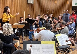 Los músicos de la Orquesta Sinfónica de la Región de Murcia ensayan, bajo la batuta de Virginia Martínez, 'El Grinch'.