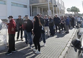 Decenas de aficionados del Cartagena hacen cola en el Cartagonova para comprar las entradas del derbi ante el Real Murcia.