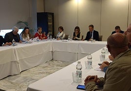 Integrantes de la Mesa Local de Empleo, durante la reunión que mantuvieron ayer.