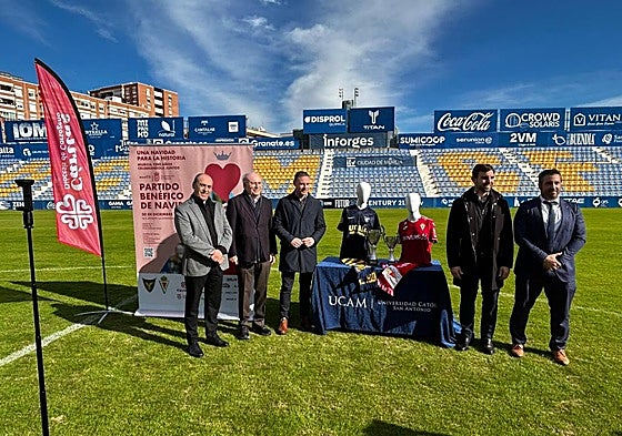 Representantes de ambos equipos y Cáritas, este miércoles, en el césped de La Condomina.