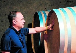 Pedro Martínez, con una de las barricas de su nuevo cava