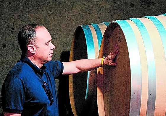 Pedro Martínez, con una de las barricas de su nuevo cava