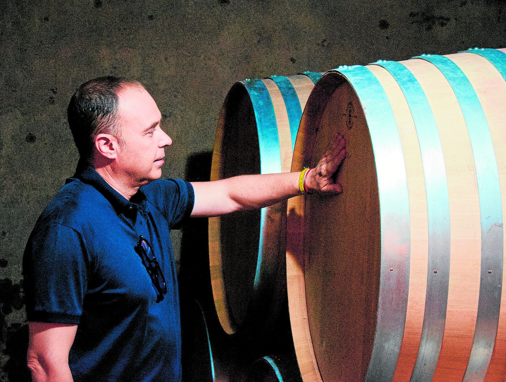 Pedro Martínez, con una de las barricas de su nuevo cava