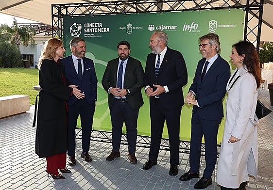 Víctor Martínez (4º izq.), junto a López Miras y otros cargos políticos y empresariales, este miércoles en Santomera.