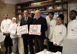 El presidente de Frecom, José Hernández, y el subdirector de Cáritas en la Diócesis de Cartagena, José Antonio Planes, con alumnos de la escuela de hostelería.