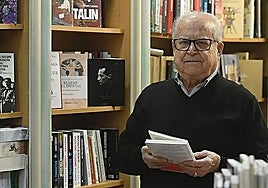 José Martínez Rodríguez, en su librería.