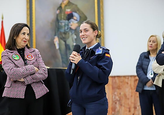 La visita de la ministra de defensa a la Academia General del Aire, en imágenes