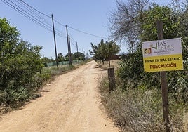 Un cartel avisa del firme en mal estado en un tramo de la Vía Verde, a la altura de La Aljorra.
