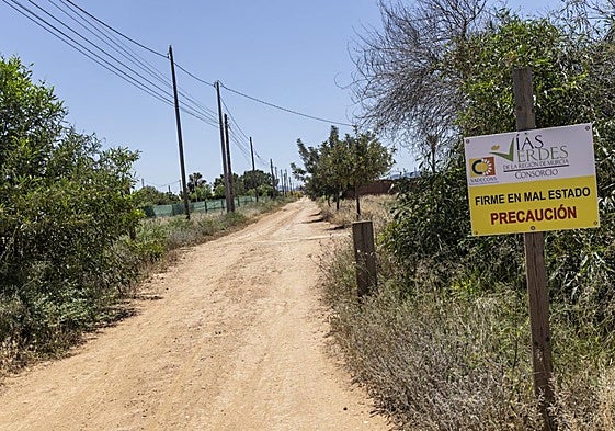 Un cartel avisa del firme en mal estado en un tramo de la Vía Verde, a la altura de La Aljorra.