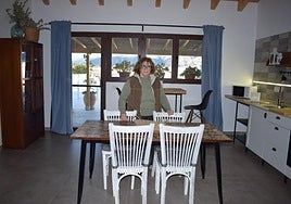 María Dolores Berbell, propietaria del establecimiento rural Casa Chirreas, en la pedanía caravaqueña de Benablón, pone a punto ayer las estancias del alojamiento.