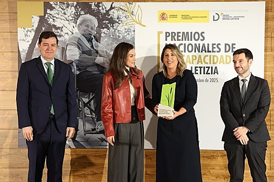 Arroyo, con el galardón, entre Doña Letizia y el ministro Pablo Bustinduy, ayer en Salamanca.
