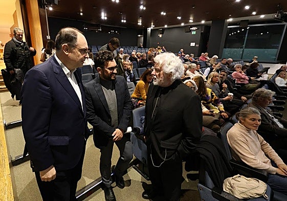 Pascual Martínez, gerente de la Fundación Cajamurcia; Manuel Madrid y Cristóbal Gabarrón, en el Auditorio de Fundación Cajamurcia.