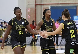 Aaronette Vonleh, Jasmine Walker y Txell Alarcón buscan animarse entre ellas mismas.