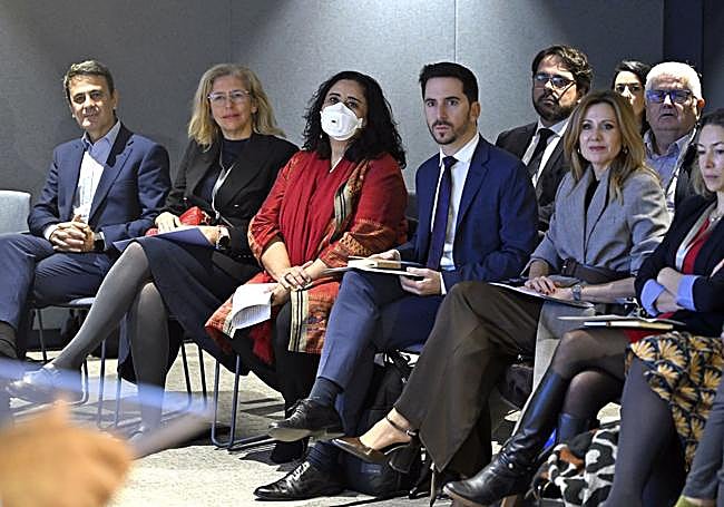 El director de CaixaBank en la Región, Juan José Lozano; la concejala Mercedes Bernabé; la presidenta de Untfsse, Simel Esim; el comisionado especial Jaime Iglesias, y la consejera de Empresa, Empleo y Economía Social Marisa López Aragón.