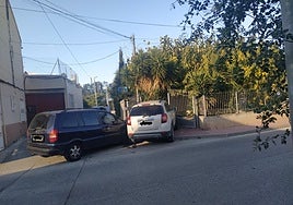 Vehículo empotrado ayer contra una verja en Rincón de Beniscornia tras chocar con otro turismo.