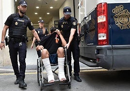 El presunto homicida, Bryan L. R., a la salida de la comisaría tras su detención.