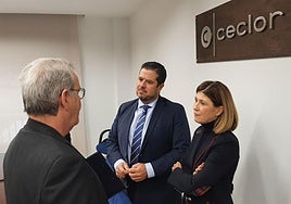 El CEO de la consultora Bacofis, Javier López, el presidente de Ceclor y la concejala de Empleo.
