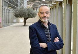 Samuel Baixauli, en las inmediaciones de la Facultad de Economía y Empresa de la UMU.