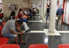 Pacientes aguardan su turno en el centro de salud del Infante, en Murcia, en una imagen de archivo.