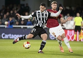 El centrocampista Chuca sale airoso de la presión del valencianista Lucas Beltrán.