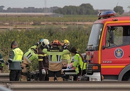 Efectivos de bomberos y Guardia Civil junto a los sanitarios que han atendido a la mujer que ha resultado herida en el accidente de El Albujón.
