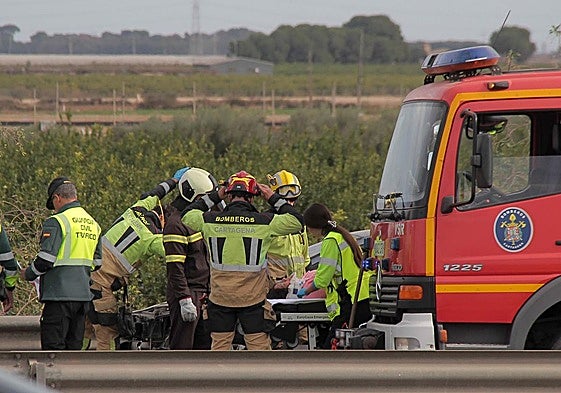 Efectivos de bomberos y Guardia Civil junto a los sanitarios que han atendido a la mujer que ha resultado herida en el accidente de El Albujón.