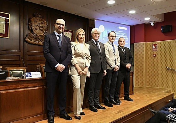 Autoridades y profesionales, ayer, en la inauguración de las jornadas.