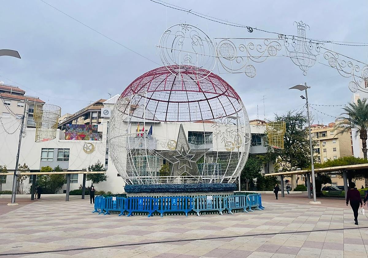 Una gran bola de Navidad iluminará desde hoy el centro de Molina de Segura.