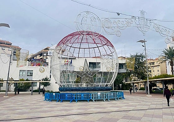 Una gran bola de Navidad iluminará desde hoy el centro de Molina de Segura.