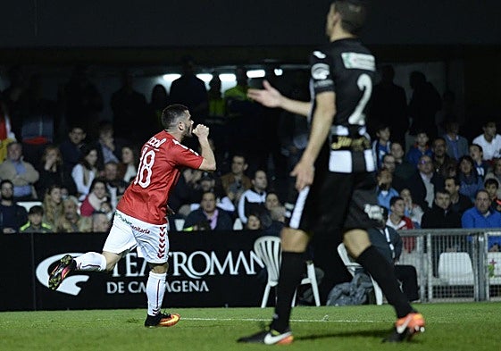 19/03/2017. Víctor Curto celebra en el Cartagonova el 1-3 que dejaba encarrilado el partido a favor de un Real Murcia que cogió impulso y que terminó segundo la Liga, delante del FC Cartagena.