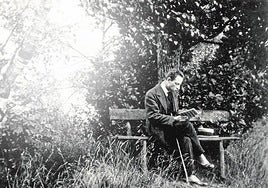Rilke leyendo en Nyon, Suiza, junto al lago Lemán, en 1919.