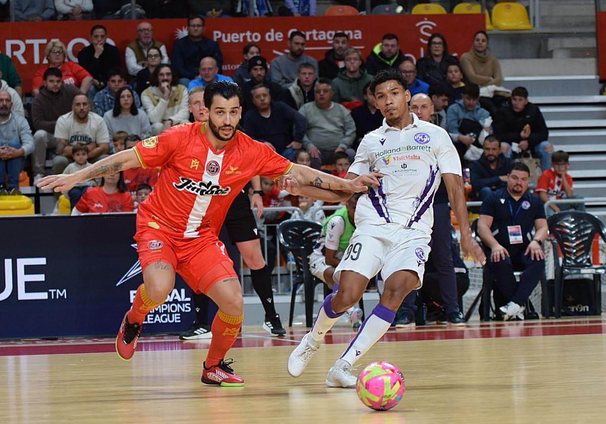 Waltinho, autor del 5-1, le quita el balón a Jefferson Alves.