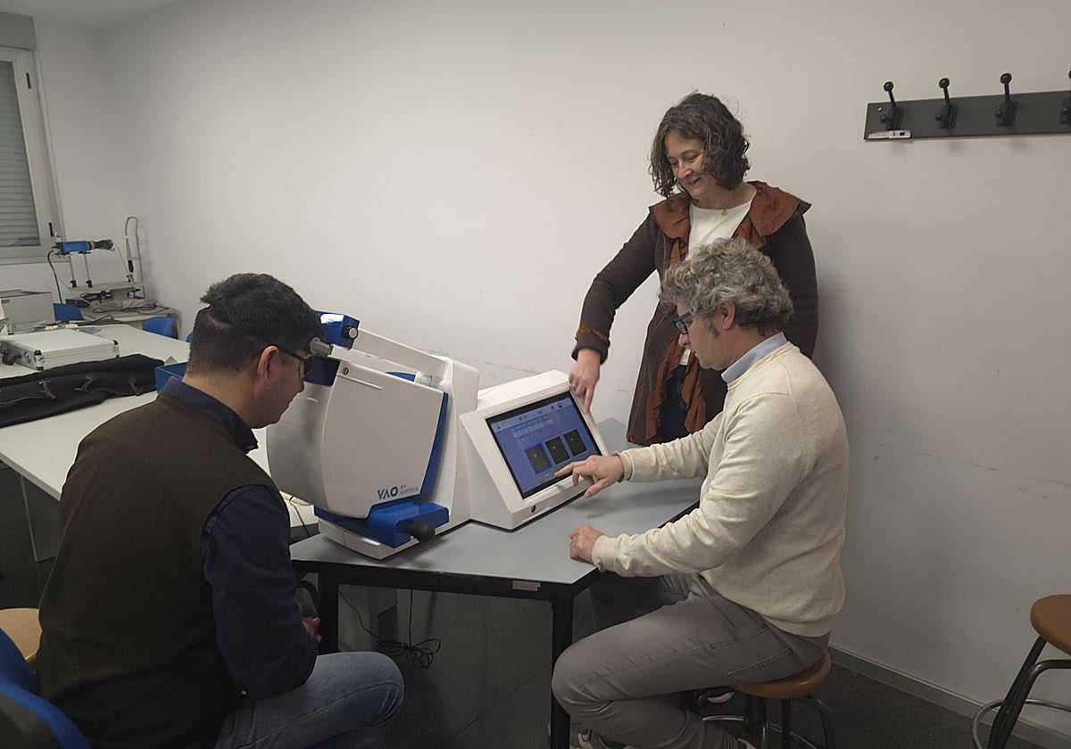 El doctor Antonio Benito Galindo en el laboratorio con miembros del proyecto.