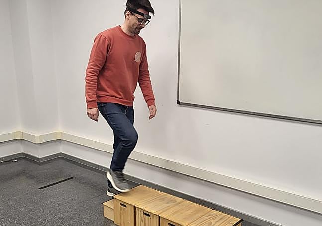 Uno de los investigadores del proyecto ensaya sobre la visión periférica de las lentes DIMS.