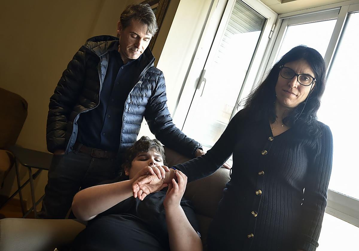 Jerónimo López y Patrocinio Martínez, encerrados con su hijo, en su piso de Murcia.