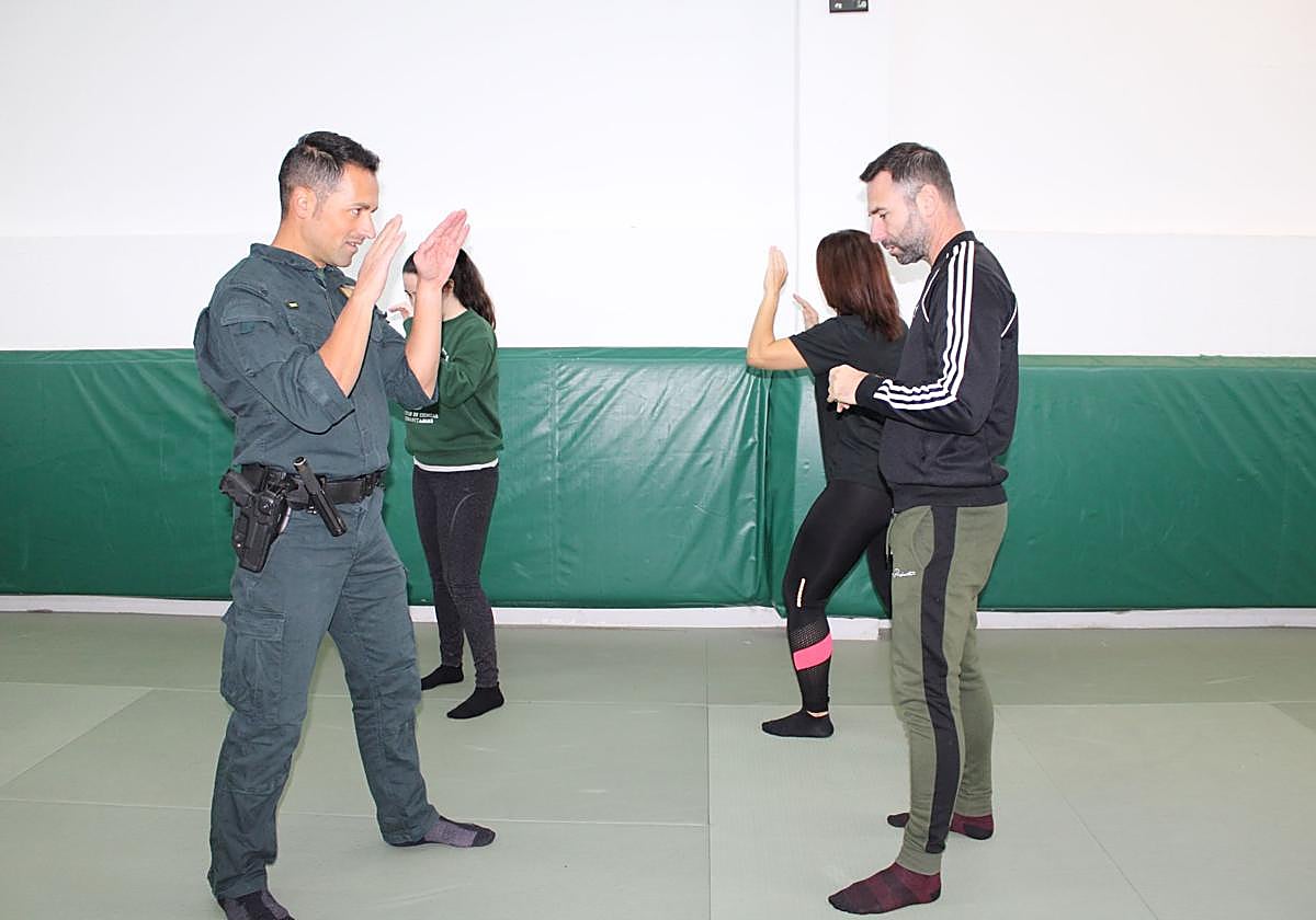 Participantes en las jornadas de autodefensa organizadas por el Colegio Oficial de Enfermería de la Región de Murcia.