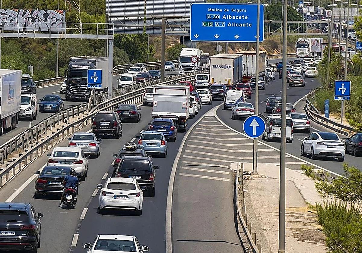 Atascos en la autovía A-30 en una imagen de archivo.
