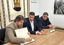 El músico Víctor Cano firma en el libro de honor del municipio.