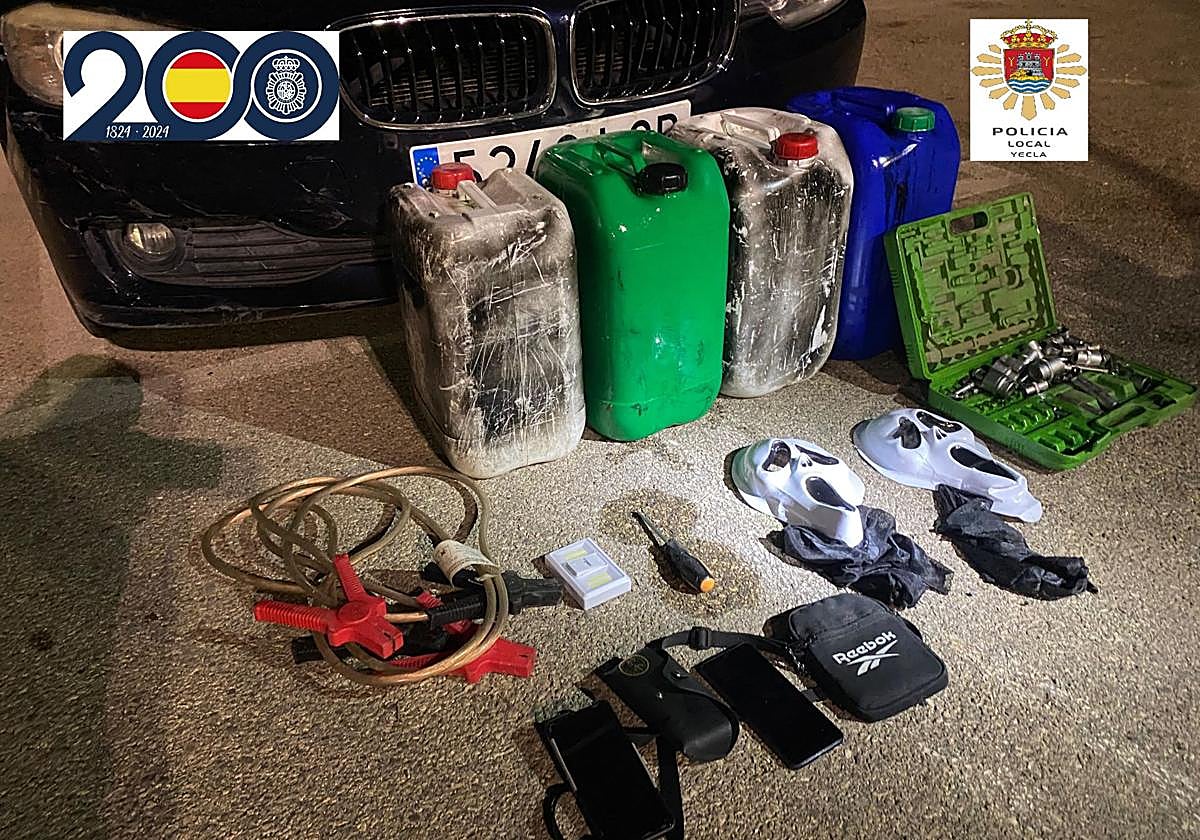 Las herramientas y los objetos que incautaron los agentes.