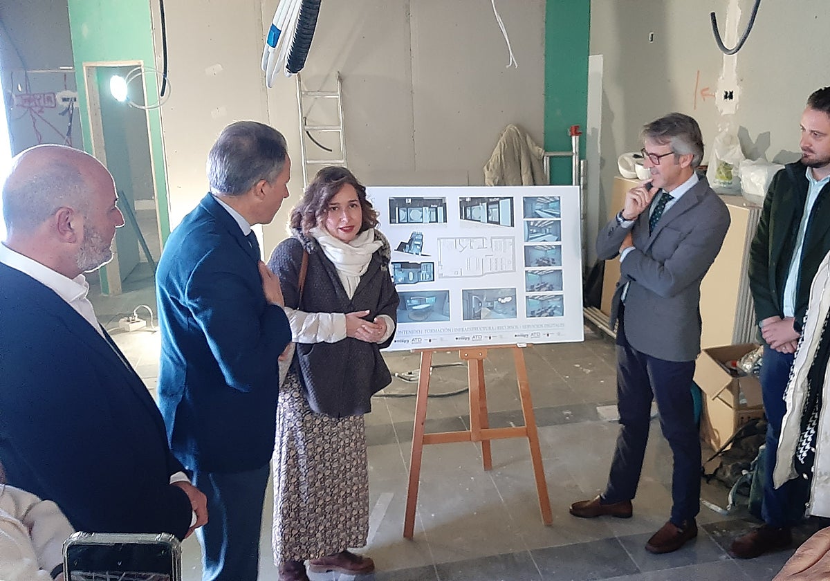 El alcalde y el consejero durante su visita a las obras del Centro Nube, en un local de la calle Corredera.