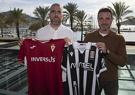 Javi Rey y Adrián Colunga, este viernes en Alviento de Cartagena, con motivo de la tertulia A dos bandas.