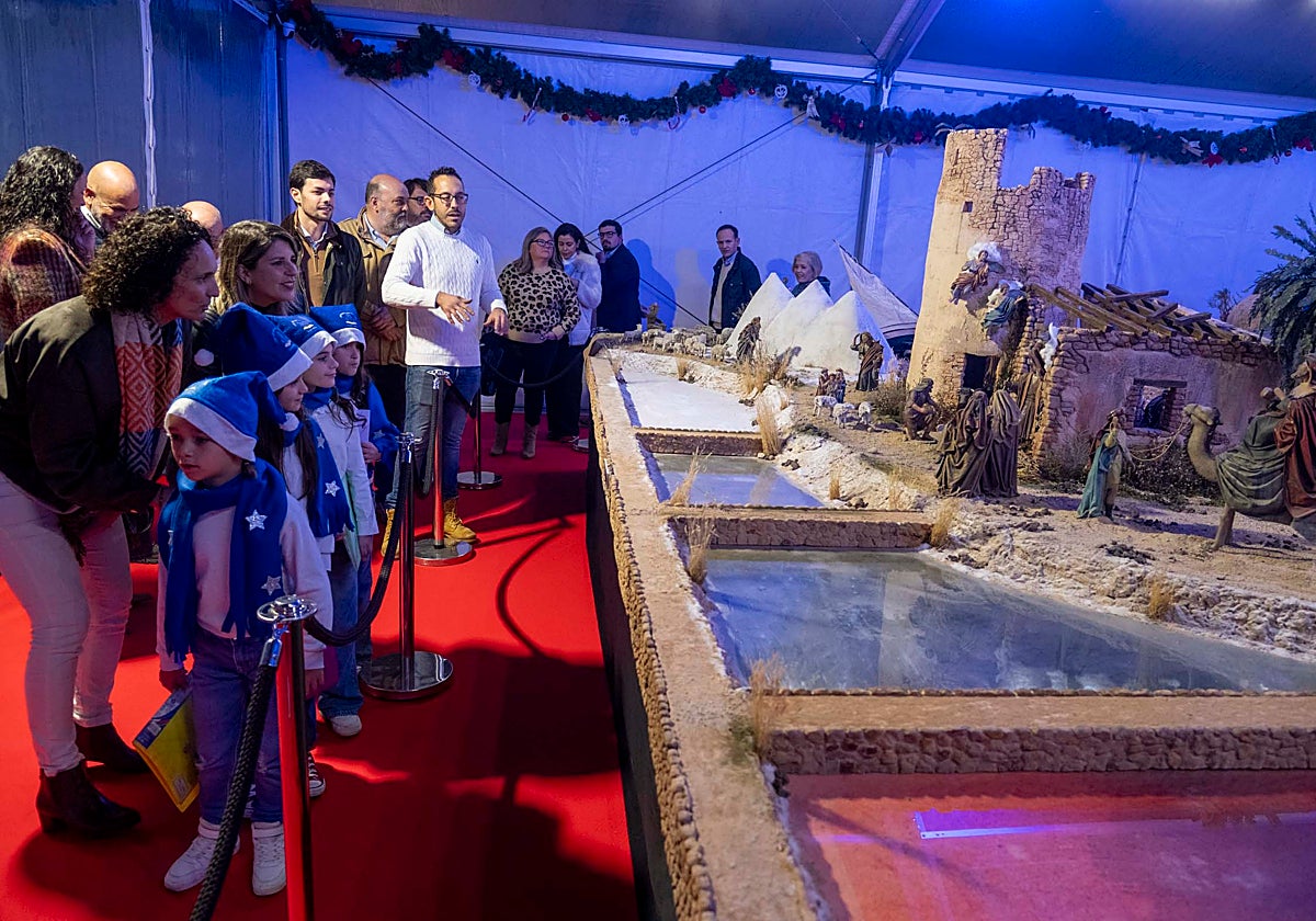 Los niños del coro del Virgen de Carmen, la corporación y el artesano Salvador Navarro, frente a las salinas.