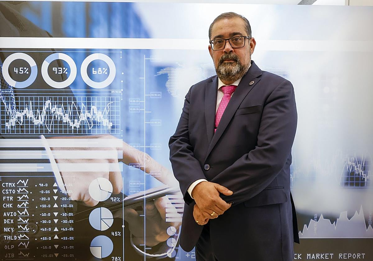 José Manuel Fernández, en las instalaciones de Inversus Capital, ubicadas en la zona de la avenida Juan Carlos I en Murcia.