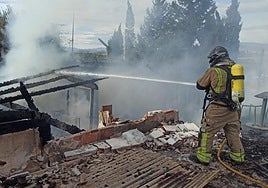 Un bombero trabaja esta sábado en la extinción del incendio declarado en Matanzas, Santomera,