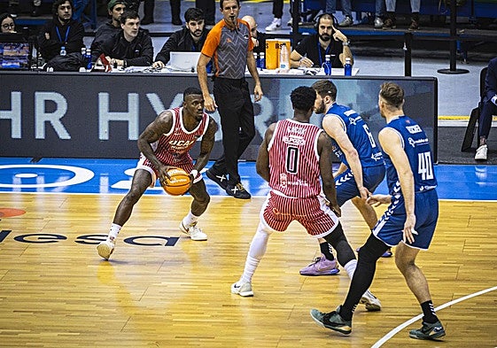 Ennis y Cacok ante dos jugadores del San Pablo Burgos en una acción del partido de este sábado.