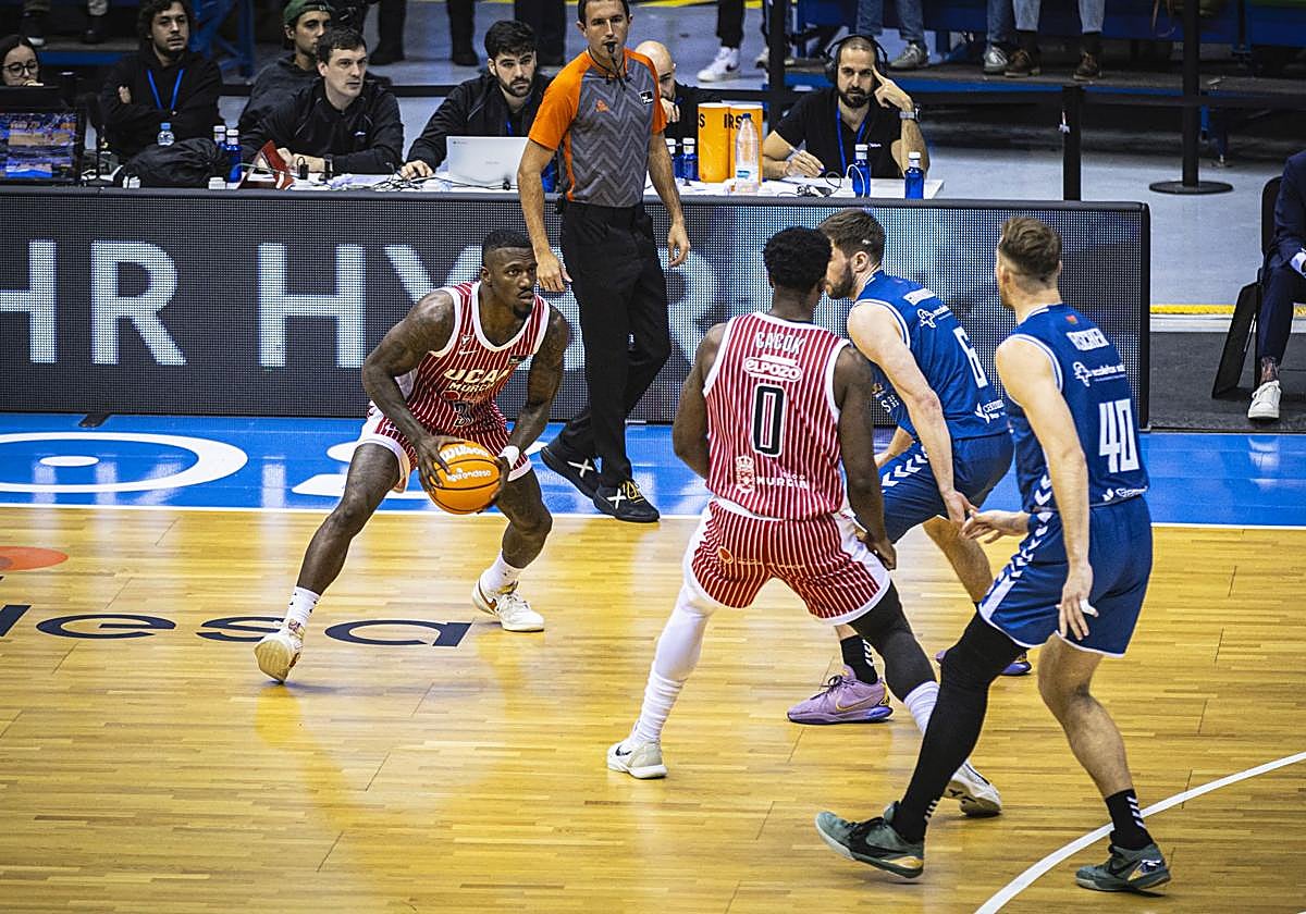 Ennis y Cacok ante dos jugadores del San Pablo Burgos en una acción del partido de este sábado.